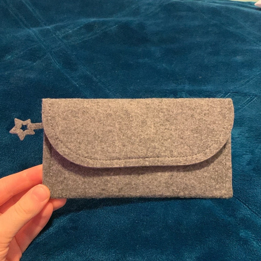 FREE w/ bundle gray star felt wallet